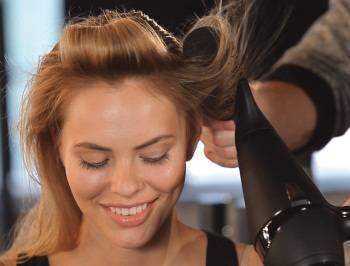 Les differentes techniques utilisées en coiffure : Le coup de peigne ou coiffage